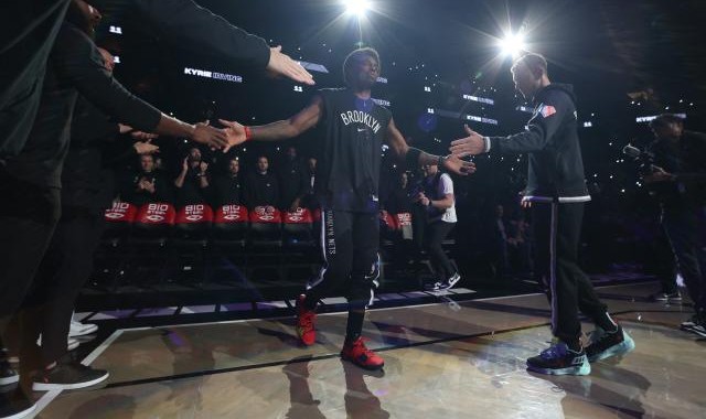 星空体育-欧文主场首秀22投6中，只因布鲁克林的观众太热情？